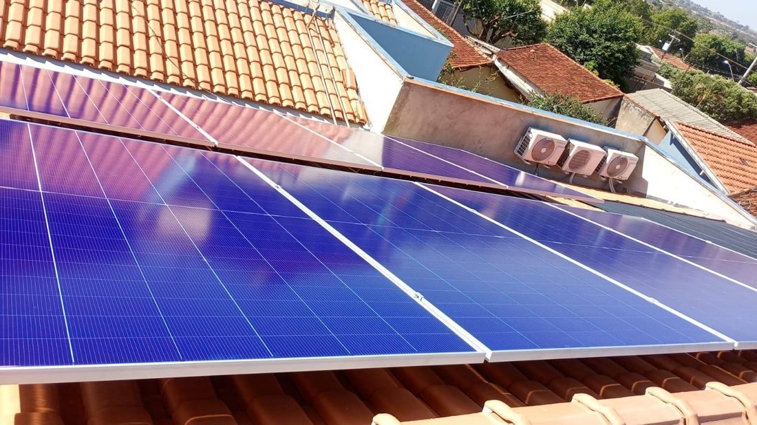 Painéis fotovoltaicos em telhado