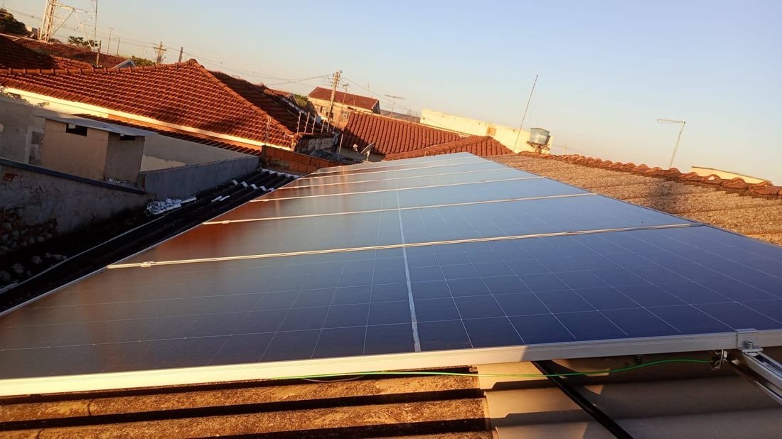 Painéis solares ao pôr do sol