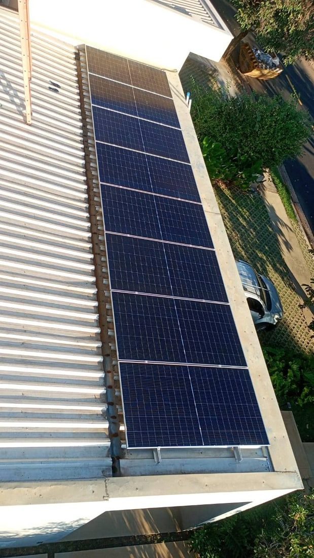 Painéis solares em telhado metálico